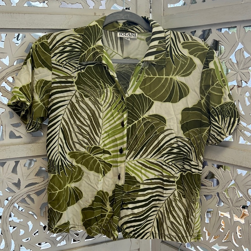 Iolani womens rayon shirt top. Kalo / taro and Fern print. Size XS. Cream, Green